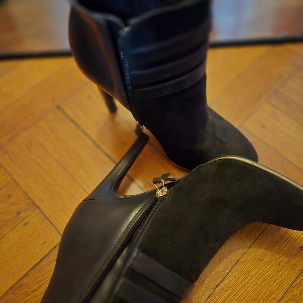 Nwot black leather booties w side zip and buckles Hp😊🔥🔥🔥🔥 - Picture 4 of 6